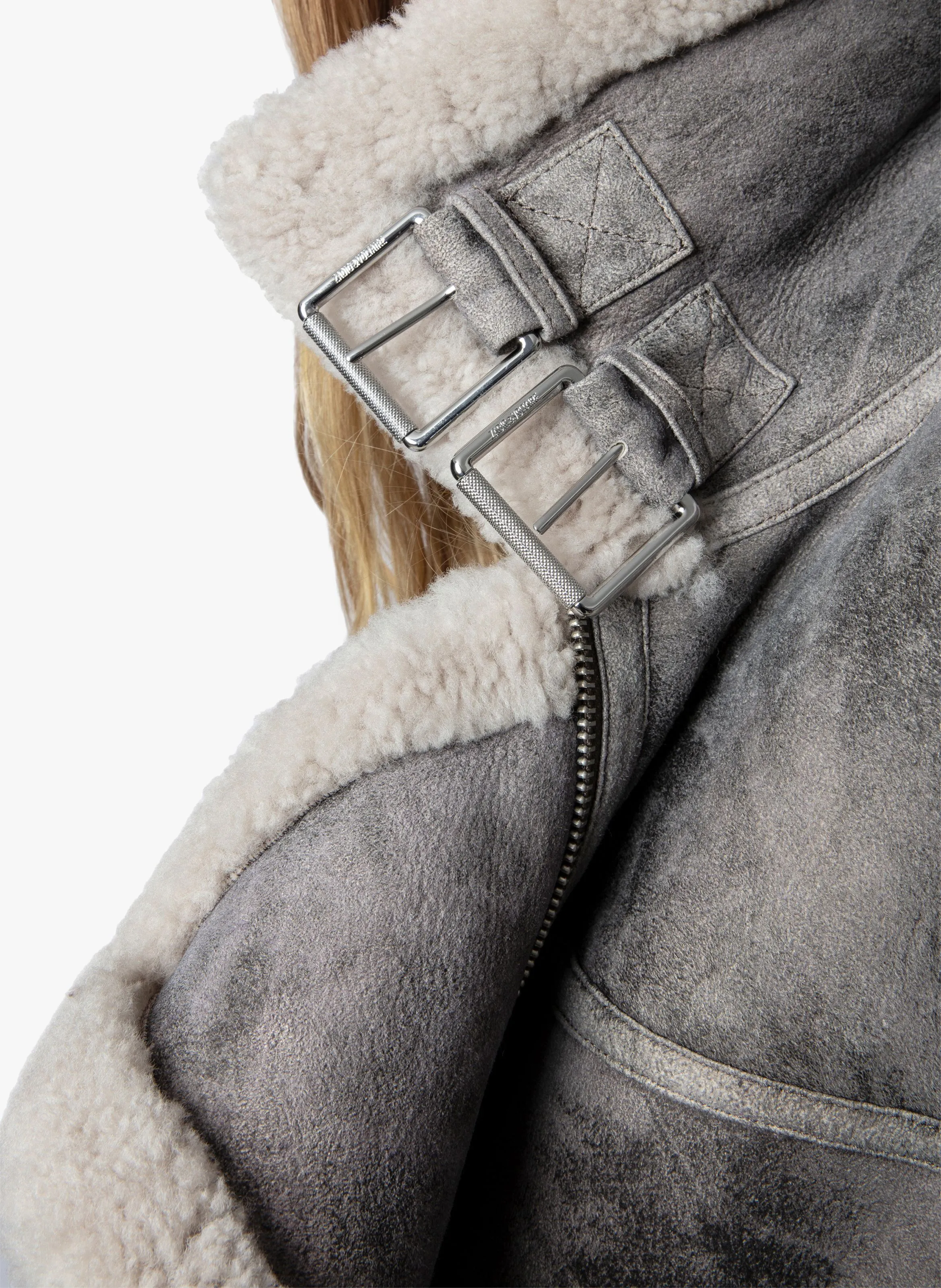 Chaqueta de cuero con pelo en gris